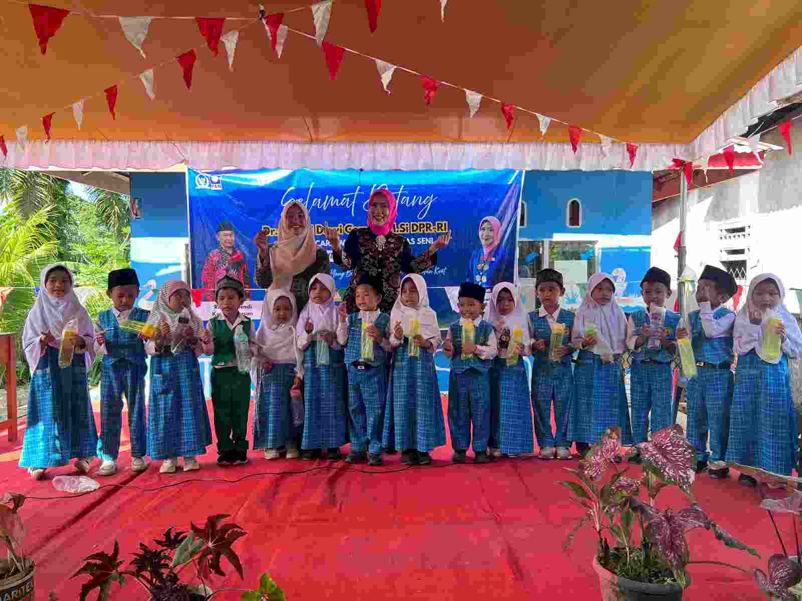 Dewi Coryati foto bersama para santri TPQ.